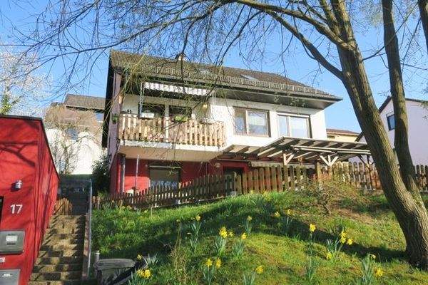 Hausansicht mit XXL-Doppelgarage