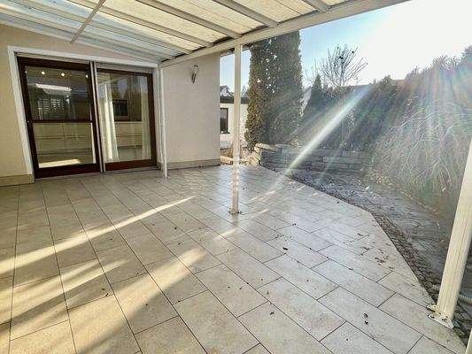 Blick von der Terrasse Richtung Garten