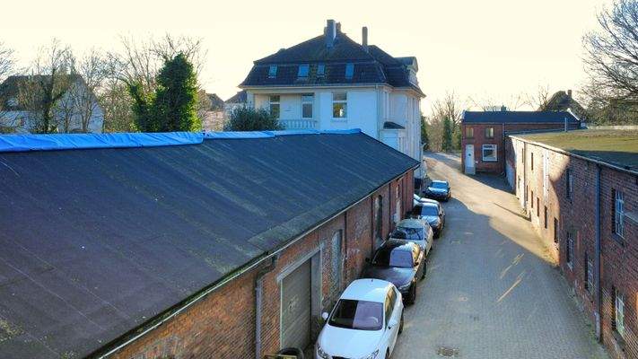 Endlose Hallen und Werkstatt