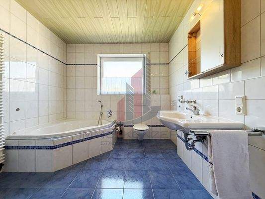 Das obere Badezimmer mit Badewanne