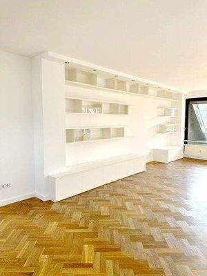 Wohnzimmer mit Bücherregal