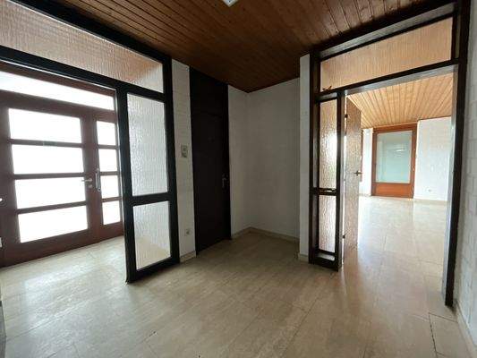 Eingangsbereich und Flur im Erdgeschoss