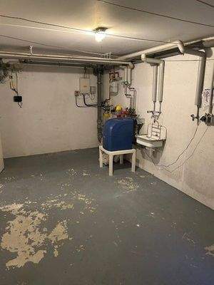 Kellerraum mit Wasseraufbereitungsanlage.jpg