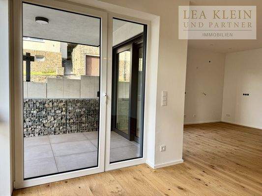 Ausgang auf die Terrasse vom Wohnzimmer aus