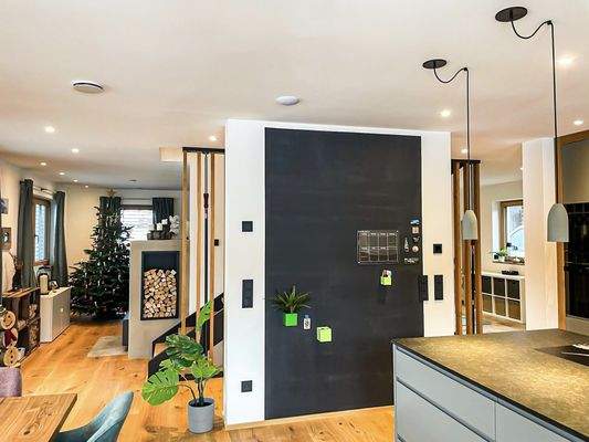 Blick von Küche in Wohnbereich