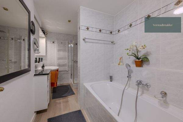 modernisiertes Bad mit Wanne...