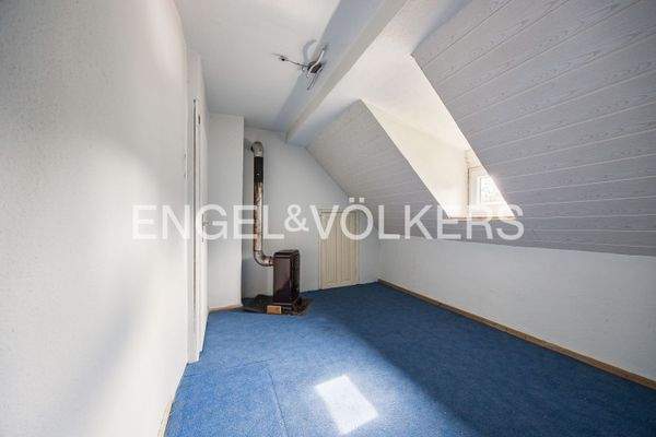 Kinderzimmer 4 im Dachgeschoss - Der Ofen kann durch einen Elektroheizkörper ersetzt werden.