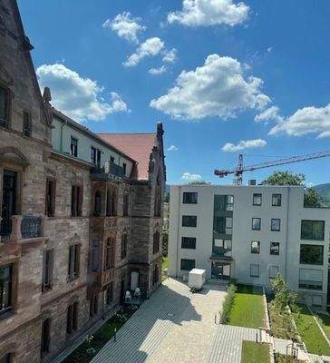 Blick zu Wohngebäude 1 u. die Gründerzeitvilla