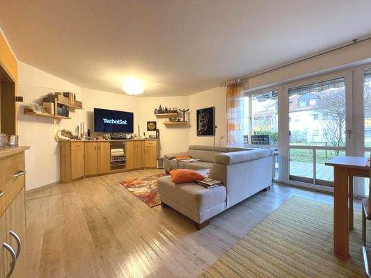 mit großen Fensterflächen