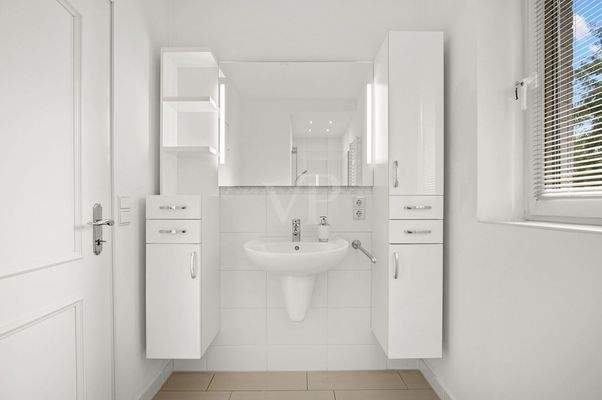 ...mit Waschtisch und Tageslichtfenster