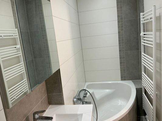 Tageslichtbad mit Badewanne