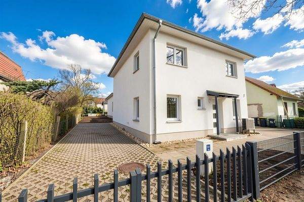 Außenansicht mit PKW Stellplätzen