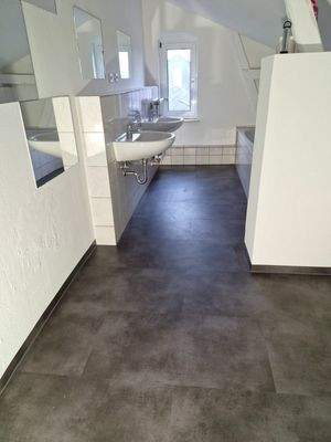 Badezimmer mit neuem Boden