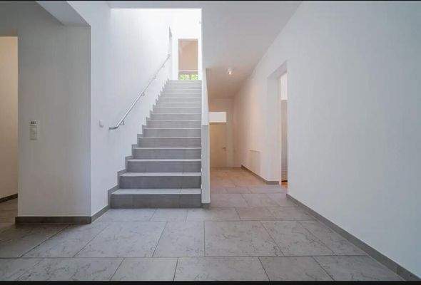 Großzügiger Eingangsbereich mit klarer Ästhetik