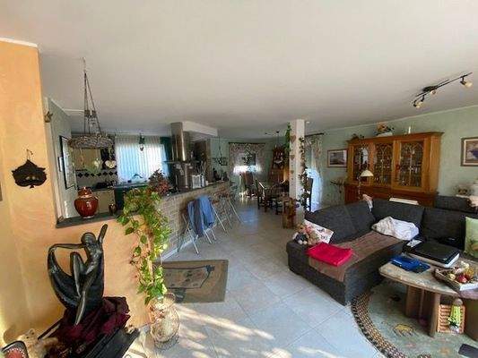 Wohnzimmer mit Blick zur Küche & Esszimmer