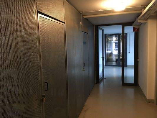 Rhomberg's Fabrik Flur mit Glastür