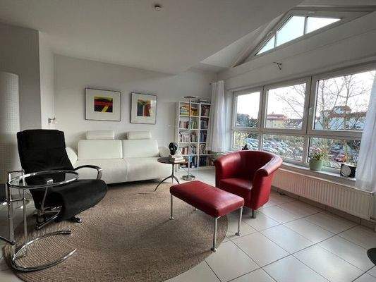 lichtdurchfluteter Wohnbereich