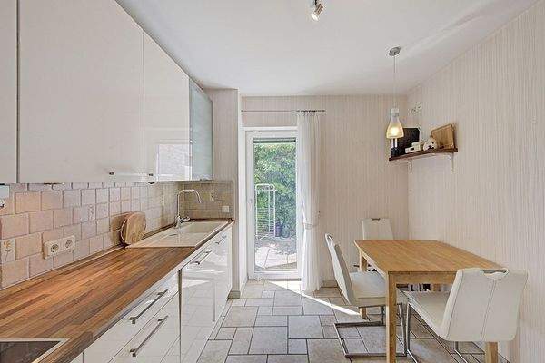 Küche mit Zugang zur seitlichen Terrasse