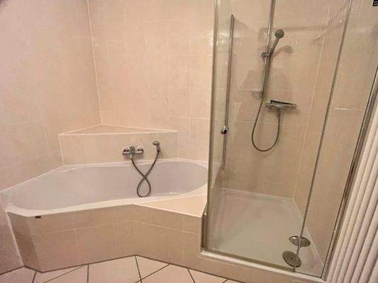 Bad mit Dusche und Badewanne