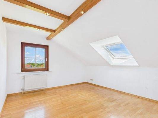 Gemütliches Schlafzimmer mit charmantem Sichtbalken und weitem Ausblick