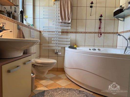 Badezimmer mit Badewanne und Dusche