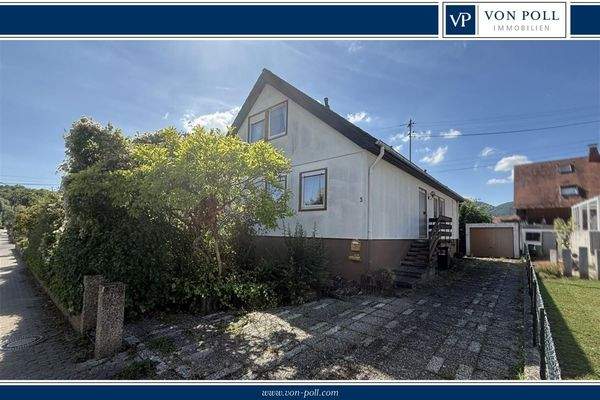 Hausansicht mit Hof und Garage