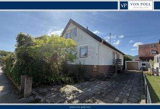 Hausansicht mit Hof und Garage