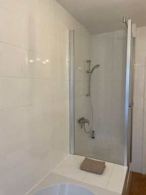 Bad 1 mit Wanne und Dusche