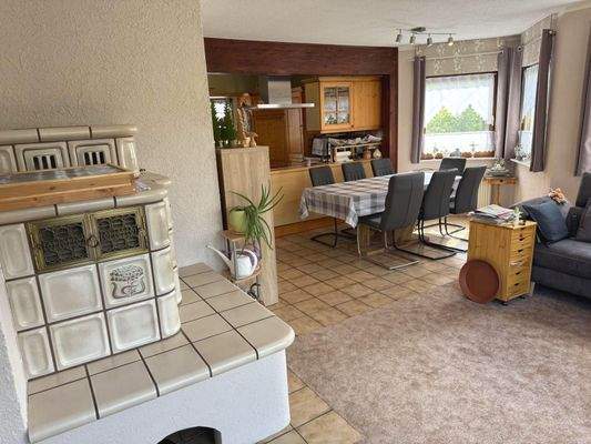 EG_Kachelofen und Esszimmer