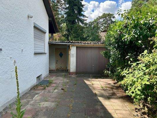 Garagen- und Nebengebäude