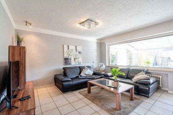 =?UTF-8?Q?Wohn-_und_E=C3=9Fzimmer.jpg?=