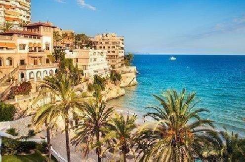 Strand-Hotel mit Hafen