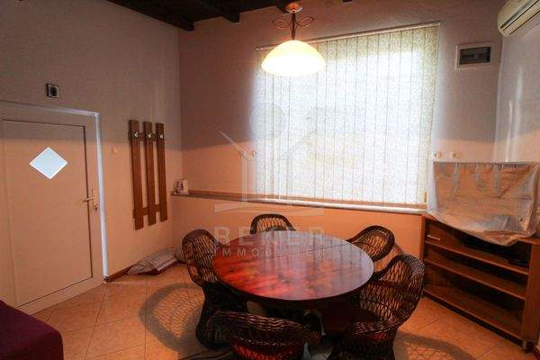 Hier ist ein Studio-Apartment