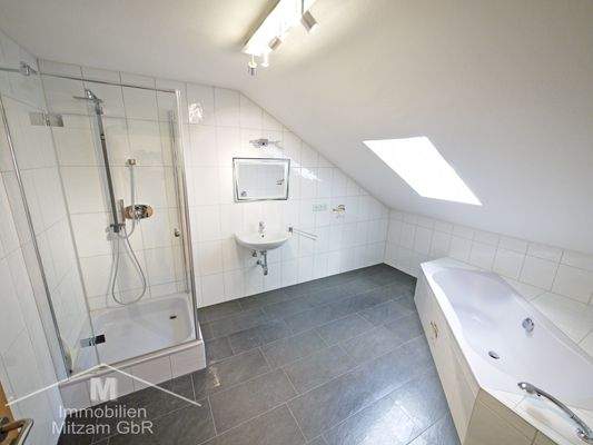 Bad im Dachgeschoss