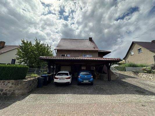 Doppelcarport mit Zufahrt zur Garage