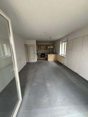 Blick aus Wohnzimmer in Küche