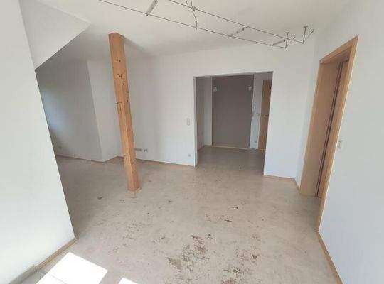 Wohnzimmer mit Zugang zum Balkon Bild 7