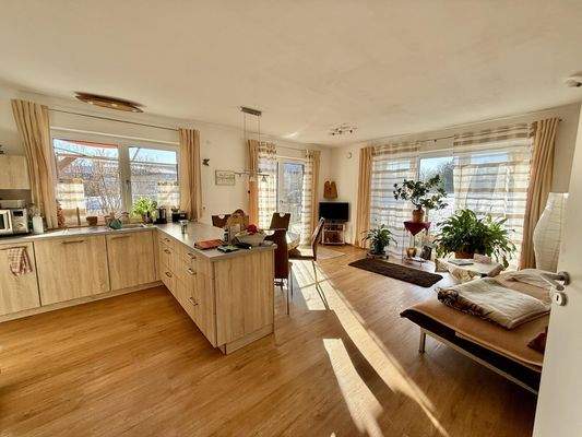 Wohnhaus EG: Sonnige Wohnküche mit Terrassenzugang