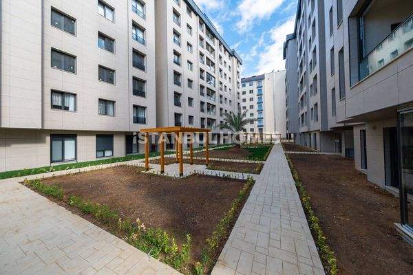 Sea-View Flats with Community Pool in İstanbul Pendik