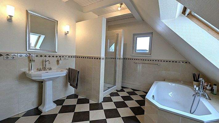 Wohnhaus OG - Badezimmer