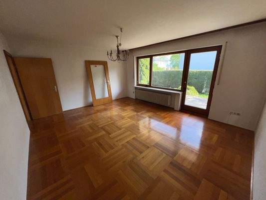 Wohnzimmer mit Parkettboden