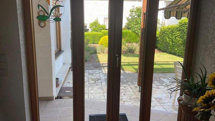 Windfang mit Zugang auf die überdachte Terrasse