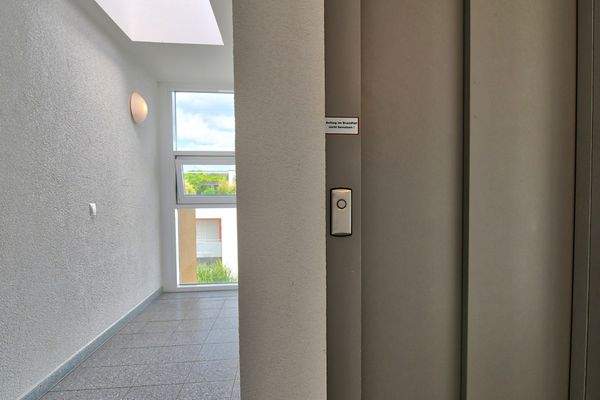 Mit dem Lift ins 4. OG