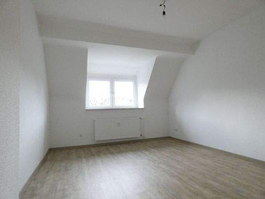 geräumiges Wohnzimmer