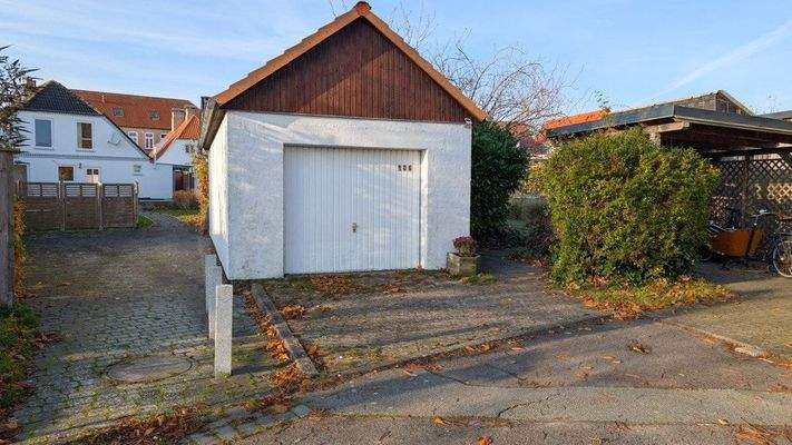 Garage und Carport auf der Rückseite