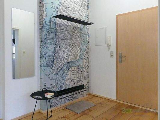 Wohnungsflur mit Garderobe