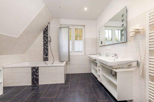 Masterbad zur Waldseite im OG 