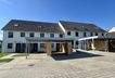 Hausansicht mit Carports