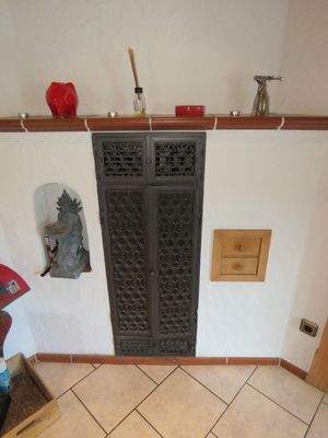 Kachelofenschürung in der Diele OG 