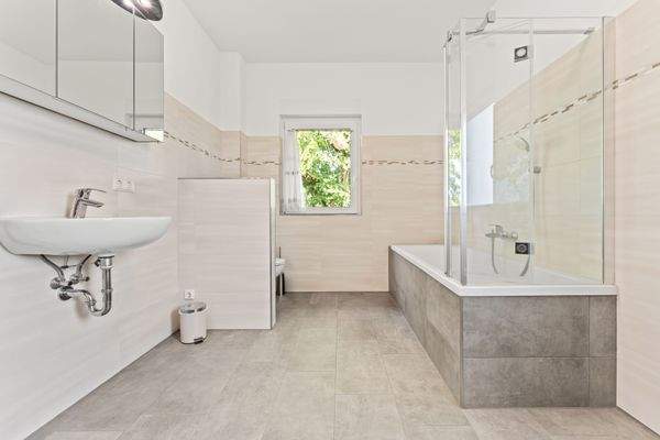 Wannenbad im Badezimmer OG.JPG